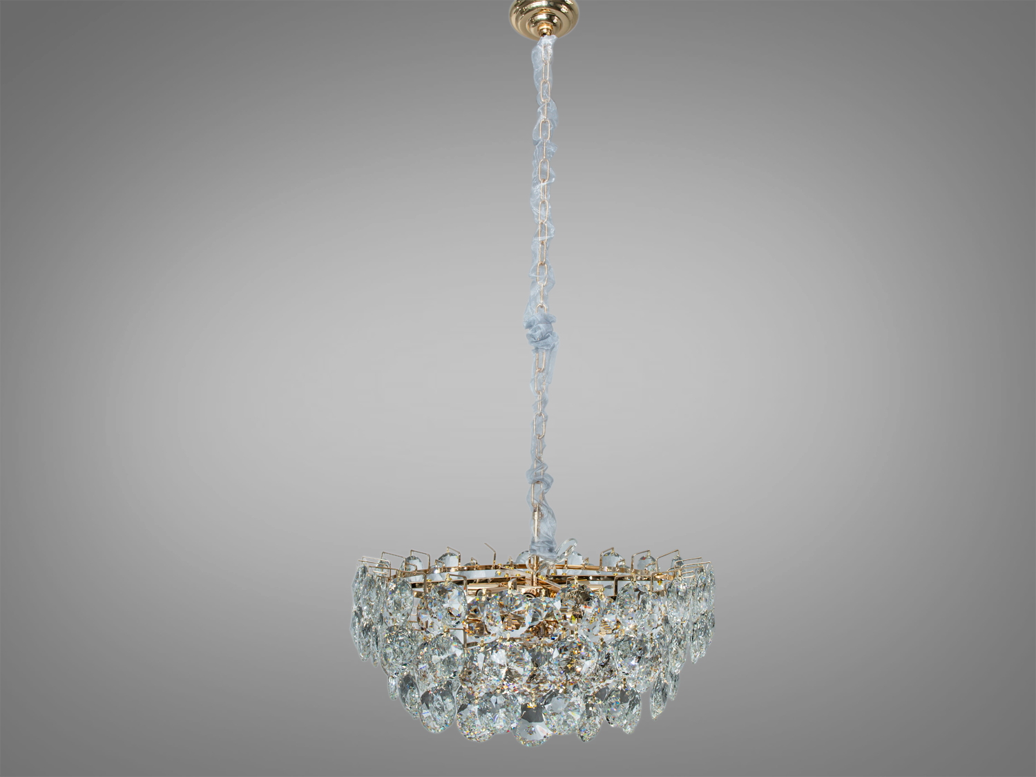 Люстра з прозорими кришталевими підвісками на довгому ланцюжку для високих стель.