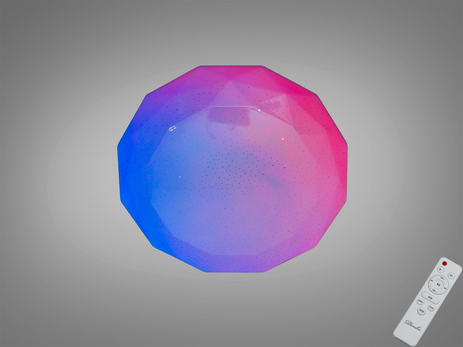 Світильник у формі багатокутника зі зміною кольору від рожевого до синього, оснащений пультом дистанційного керування для зручного управління.