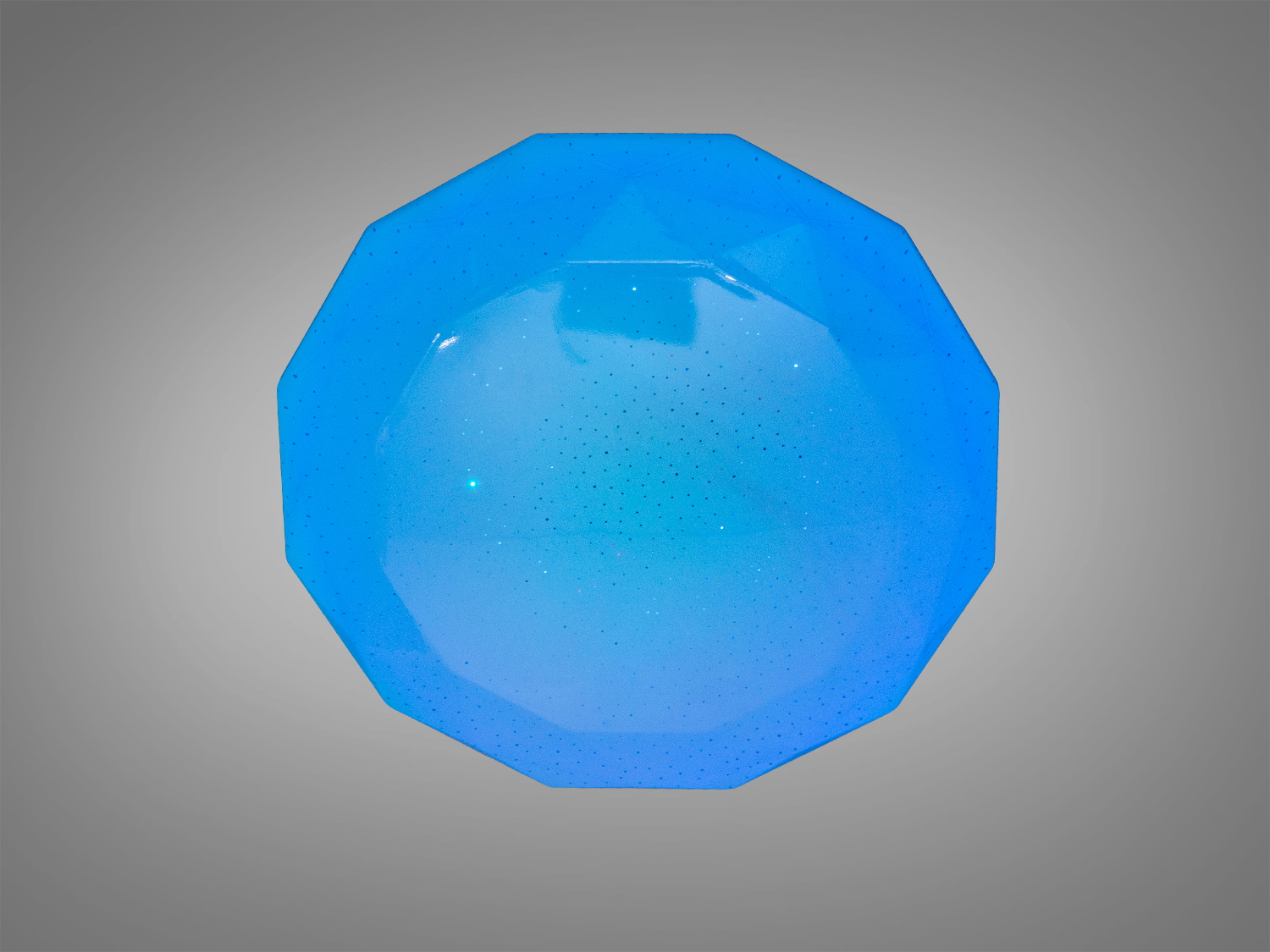 Синій світильник у формі багатокутника, ідеальний для стельового монтажу, забезпечує рівномірне освітлення з можливістю налаштування кольору.