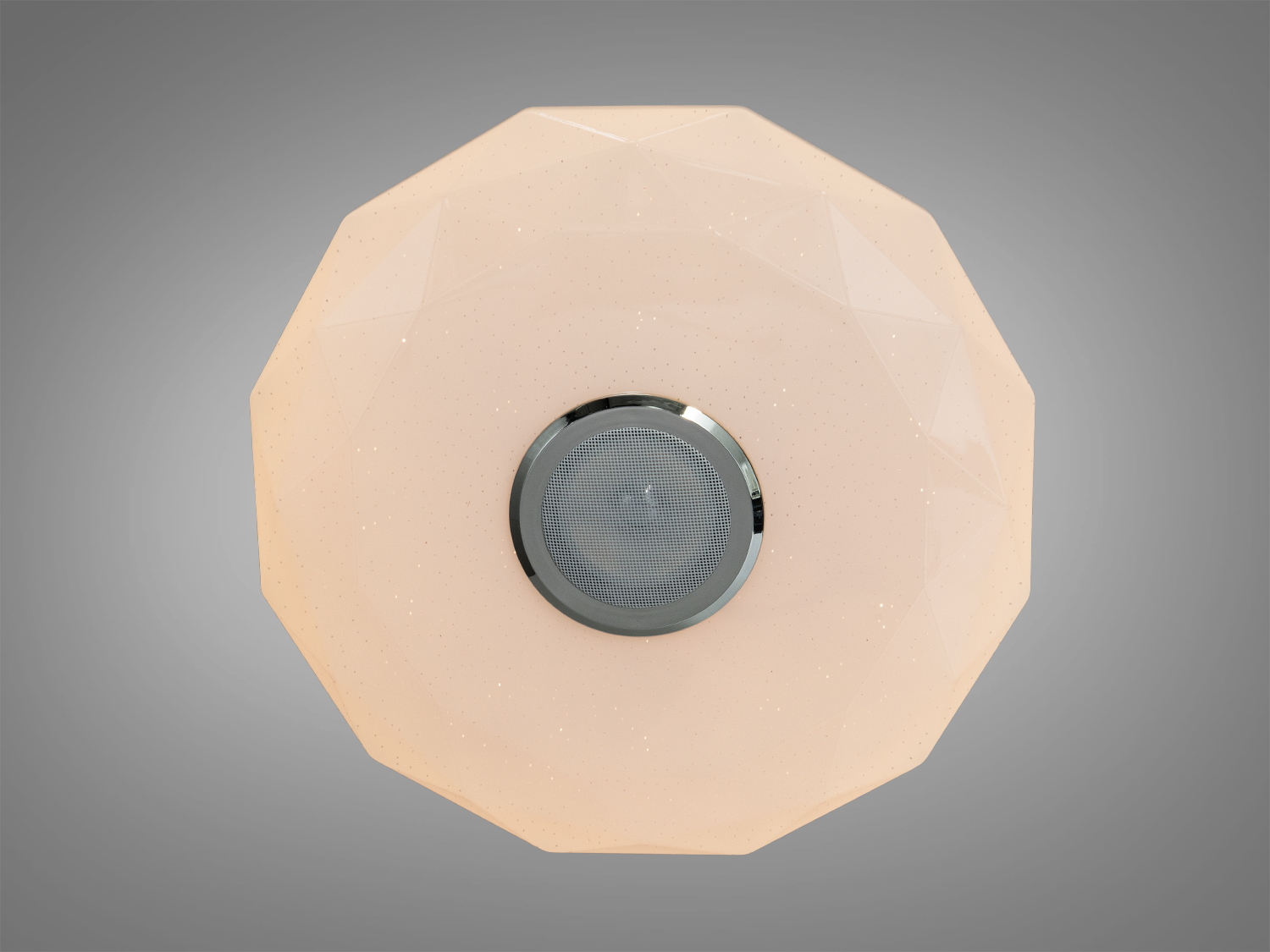 Світильник з теплим світлом, круглої форми, з металевим обрамленням. Підходить для затишного освітлення вітальні.