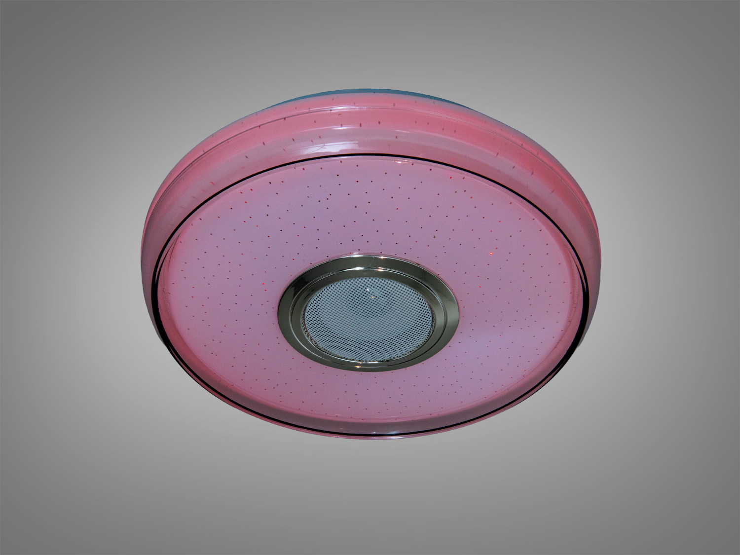 Світильник з білим корпусом та гладкою поверхнею, що забезпечує м′яке освітлення. Підходить для офісних приміщень.