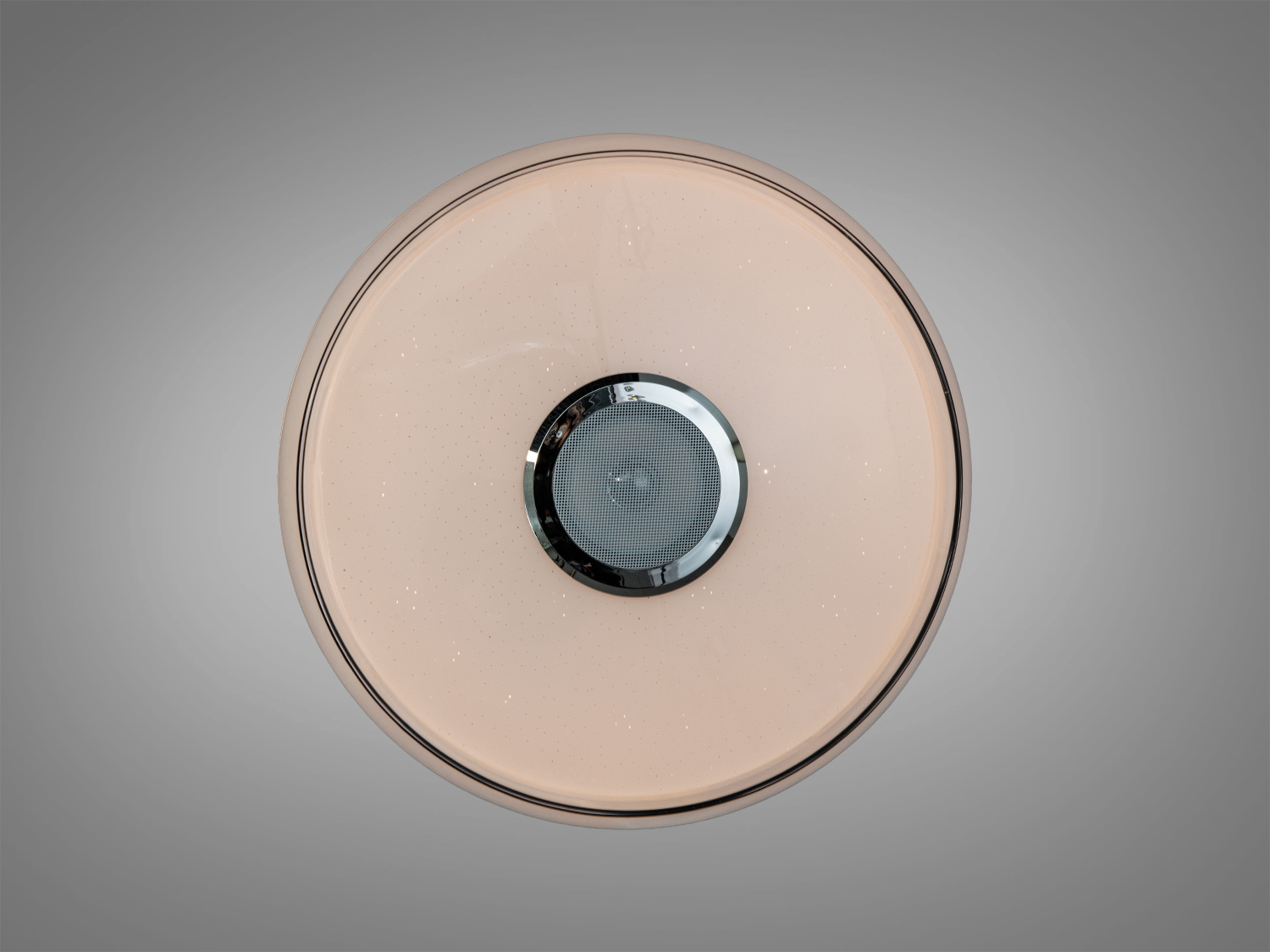 Стельова лампа з теплим бежевим світлом, що створює затишну атмосферу, з хромованим центром і можливістю дистанційного керування.