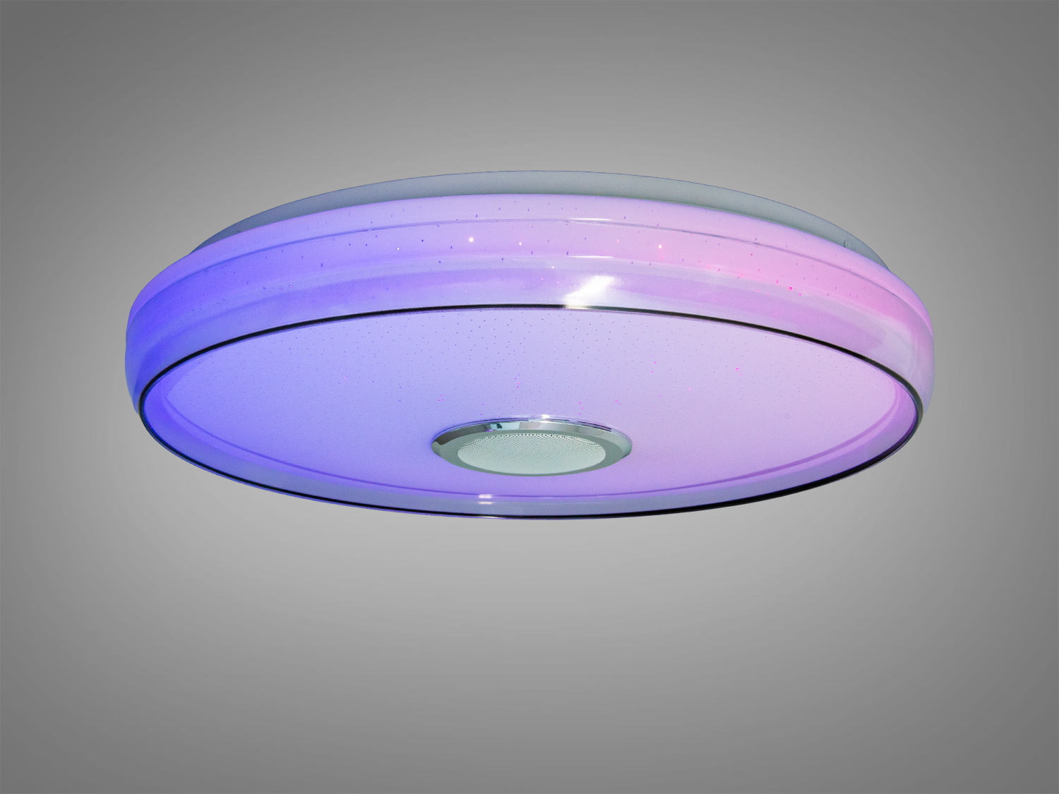 Кругла лампа з кольоровим підсвічуванням, оснащена металевим обідком. Підходить для стельового монтажу в сучасних приміщеннях.