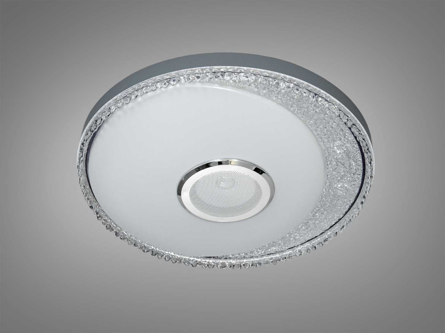 Білий стельовий світильник з прозорими кристалами по краю, оснащений центральним динаміком, ідеальний для вітальні або спальні.