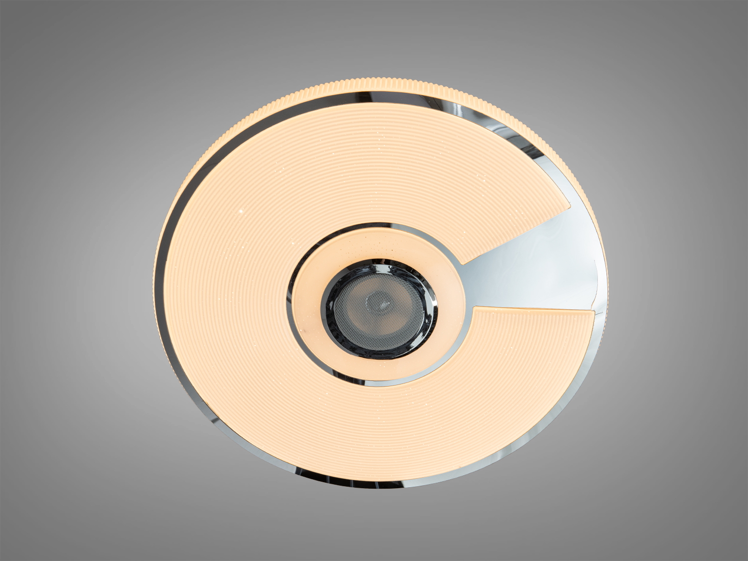 Стельовий світильник із теплим жовтим світлом та металевими елементами. Ідеальний для затишних житлових зон.