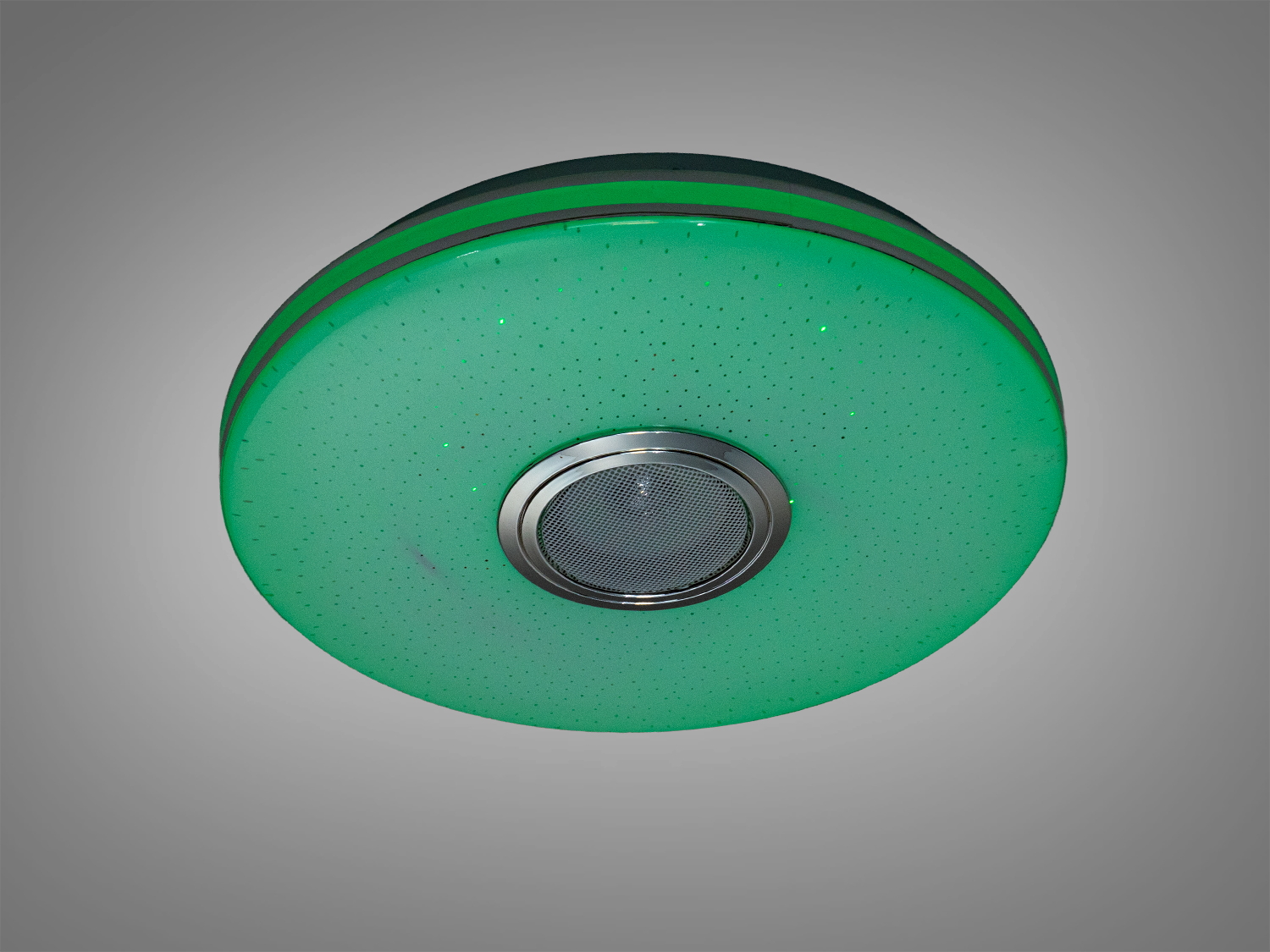 Світильник з білим корпусом та гладкою поверхнею, що забезпечує м′яке освітлення. Підходить для офісних приміщень.