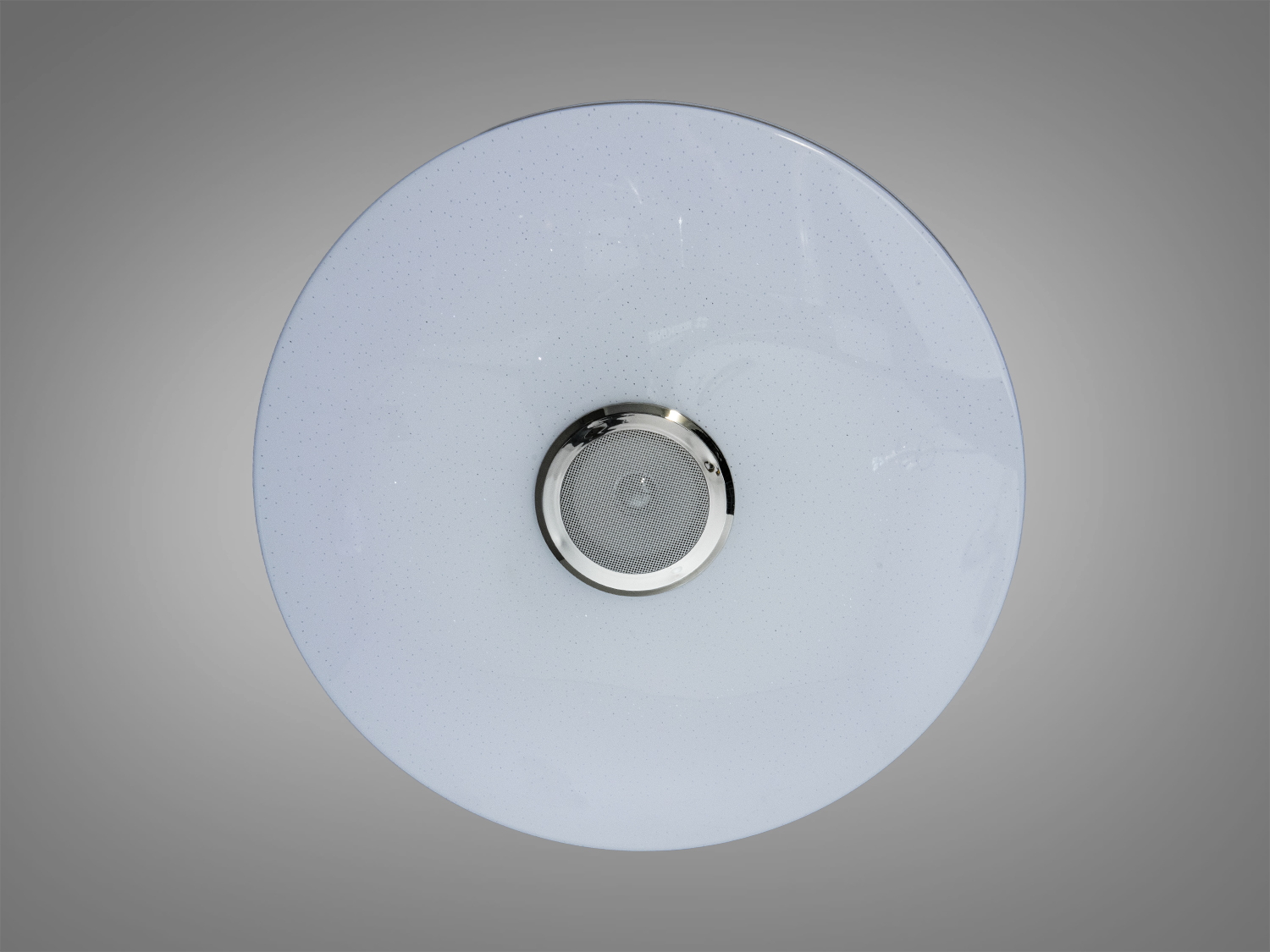 Біла стельова лампа з матовим покриттям, що забезпечує м′яке освітлення. Підходить для офісних приміщень.