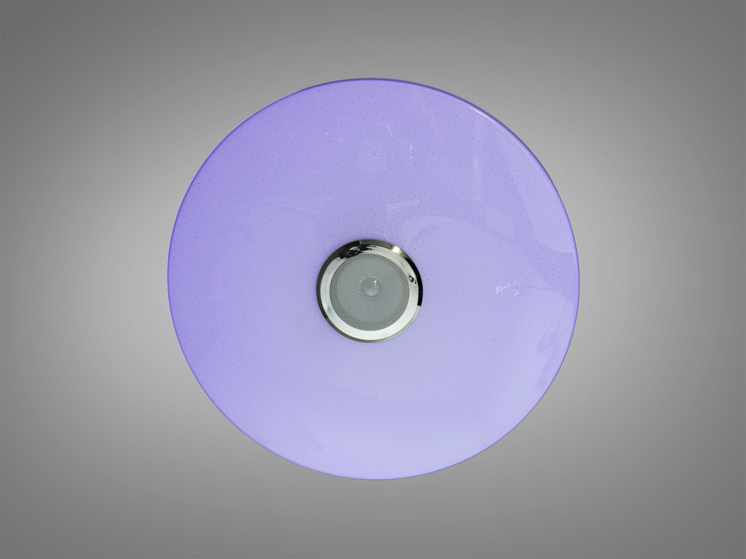 Вид знизу на круглий світильник з гладкою поверхнею, що має центральний металевий елемент для рівномірного розподілу світла.