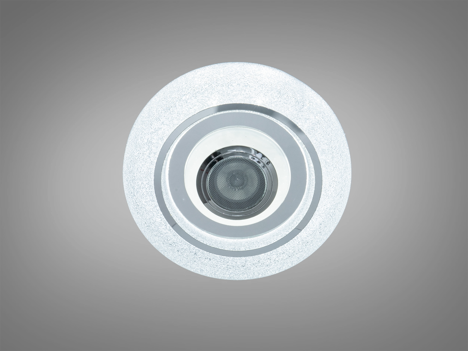 Світильник з білим корпусом та гладкою поверхнею, що забезпечує м′яке освітлення. Підходить для офісних приміщень.