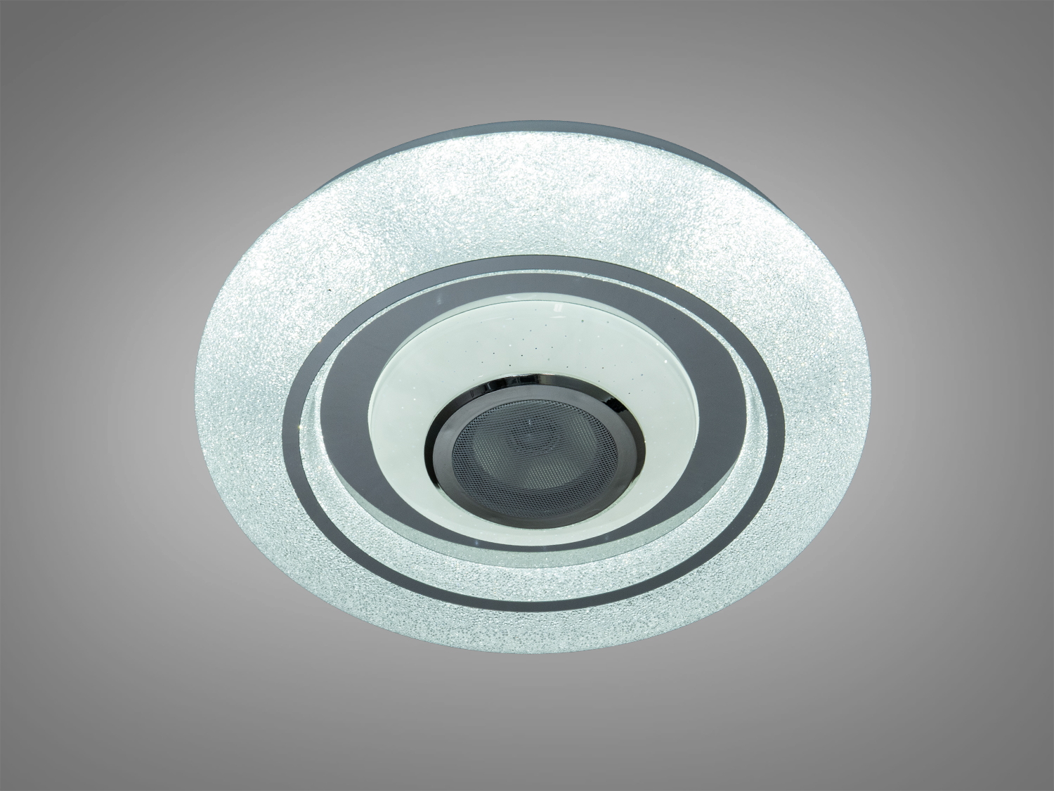 Люстра з білим кільцем, що забезпечує яскраве освітлення. Підходить для офісних приміщень або кухонь.