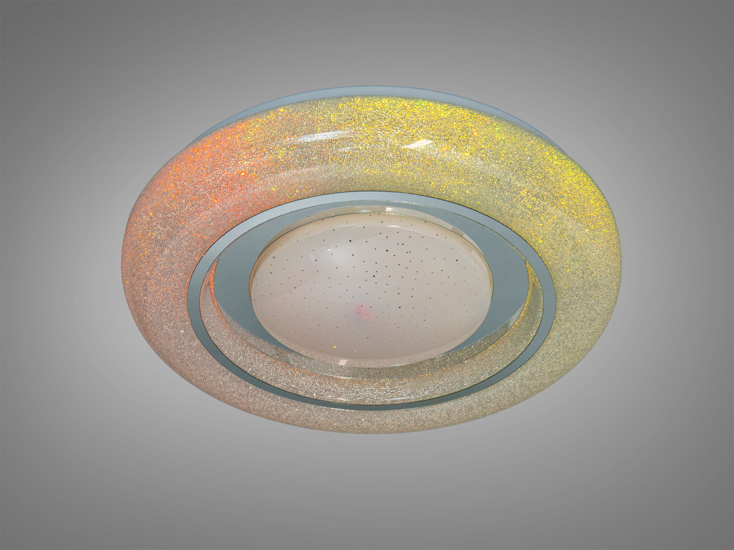 Круглий світильник з жовтим блиском, що створює тепле освітлення. Ідеальний для затишних кімнат, легко монтується.