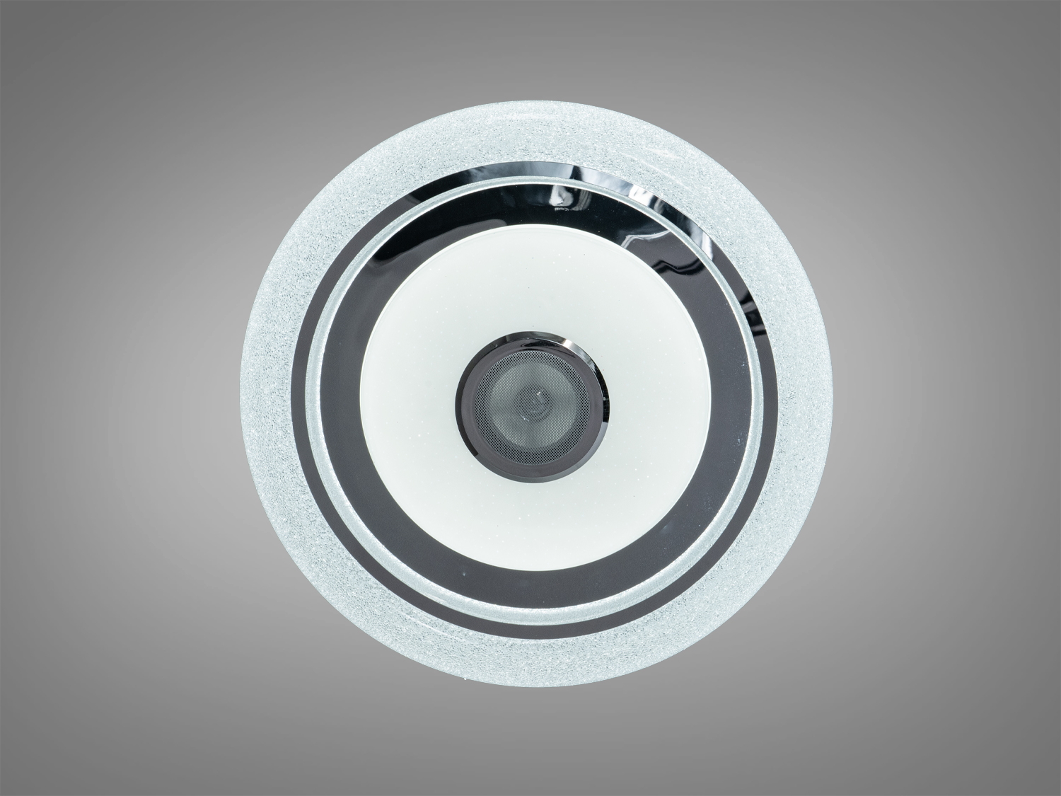 Стельовий світильник з білим відтінком та вбудованим динаміком. Підходить для сучасного інтер′єру, забезпечує рівномірне освітлення.