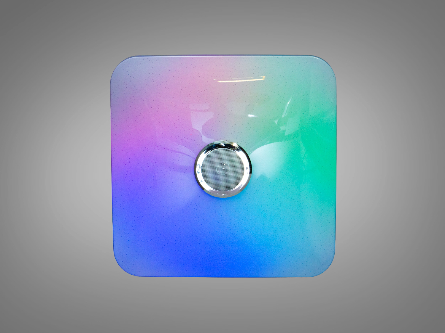 Квадратний світильник з центральним динаміком, що випромінює різнокольорове світло. Ідеально підходить для сучасних житлових приміщень.