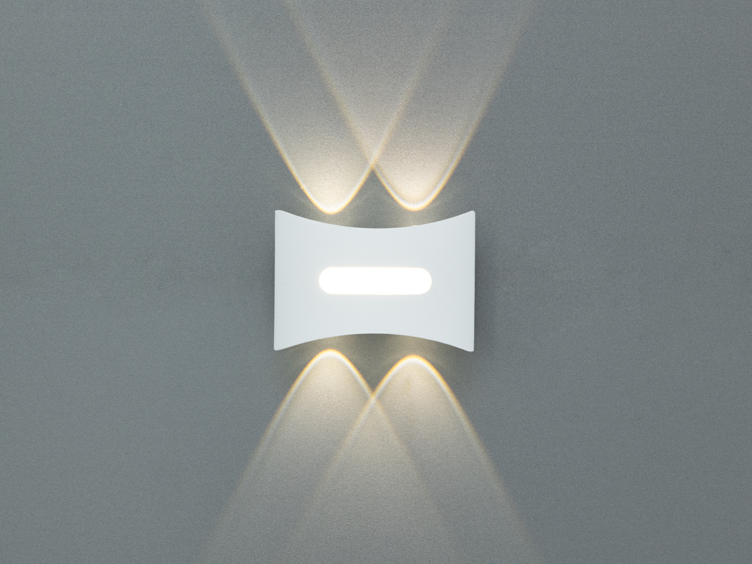 Білий настінний світильник з прямокутним корпусом, випромінює світло вгору і вниз, ідеально підходить для сучасних інтер′єрів.