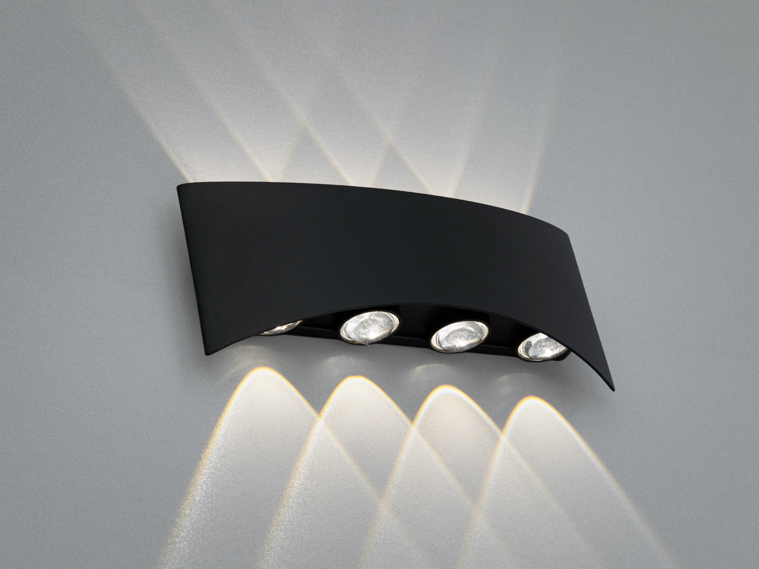 Чорний настінний світильник з трьома лампами, випромінює світло вгору і вниз. Підходить для монтажу в сучасних приміщеннях.
