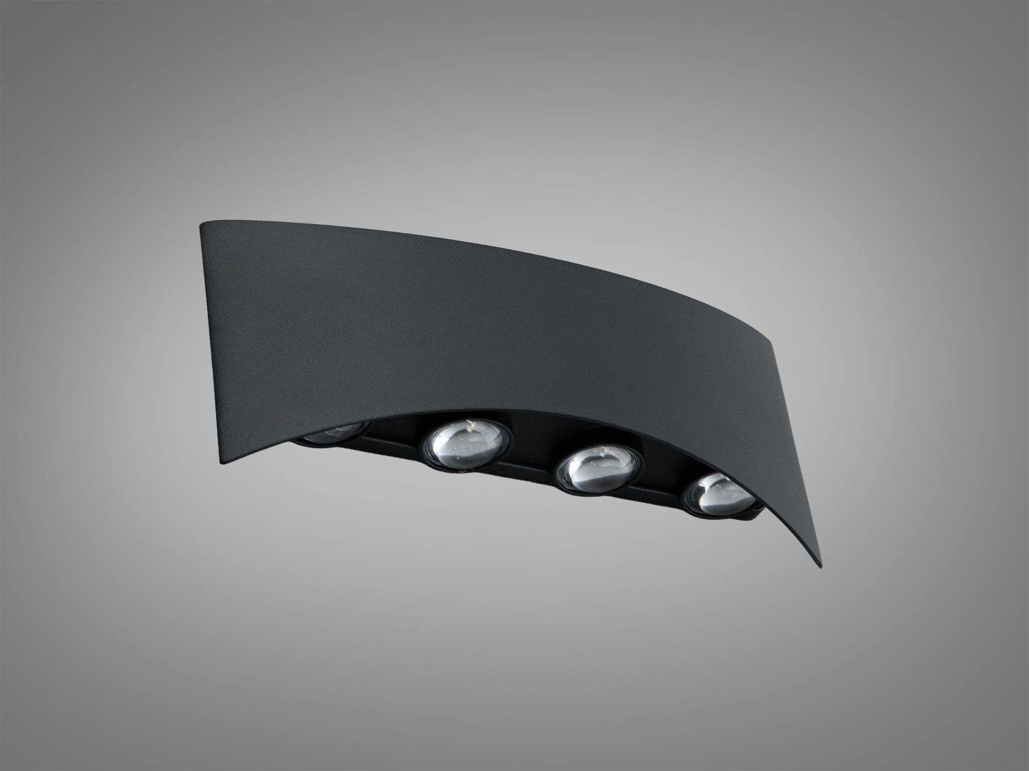 Чорний металевий світильник з вигнутою формою, оснащений трьома лампами. Ідеальний для акцентного освітлення в сучасних інтер′єрах.