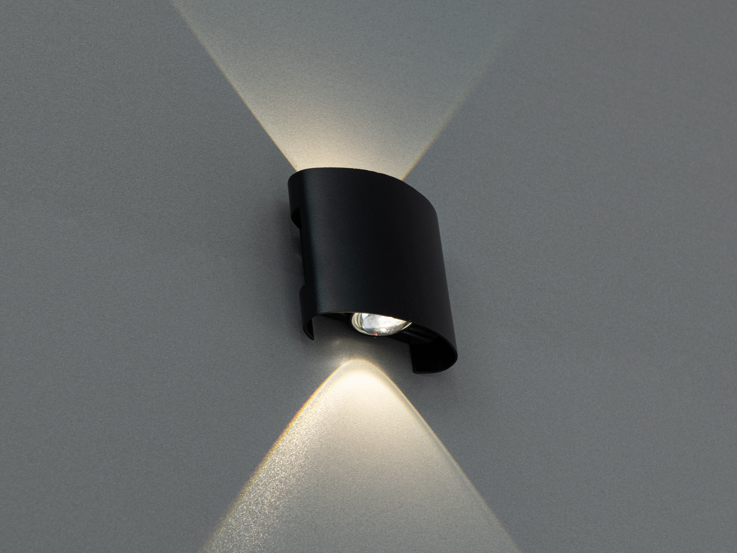 Чорний металевий світильник на стіні, з відкритим джерелом світла, спрямованим вгору і вниз. Підходить для зонального освітлення.