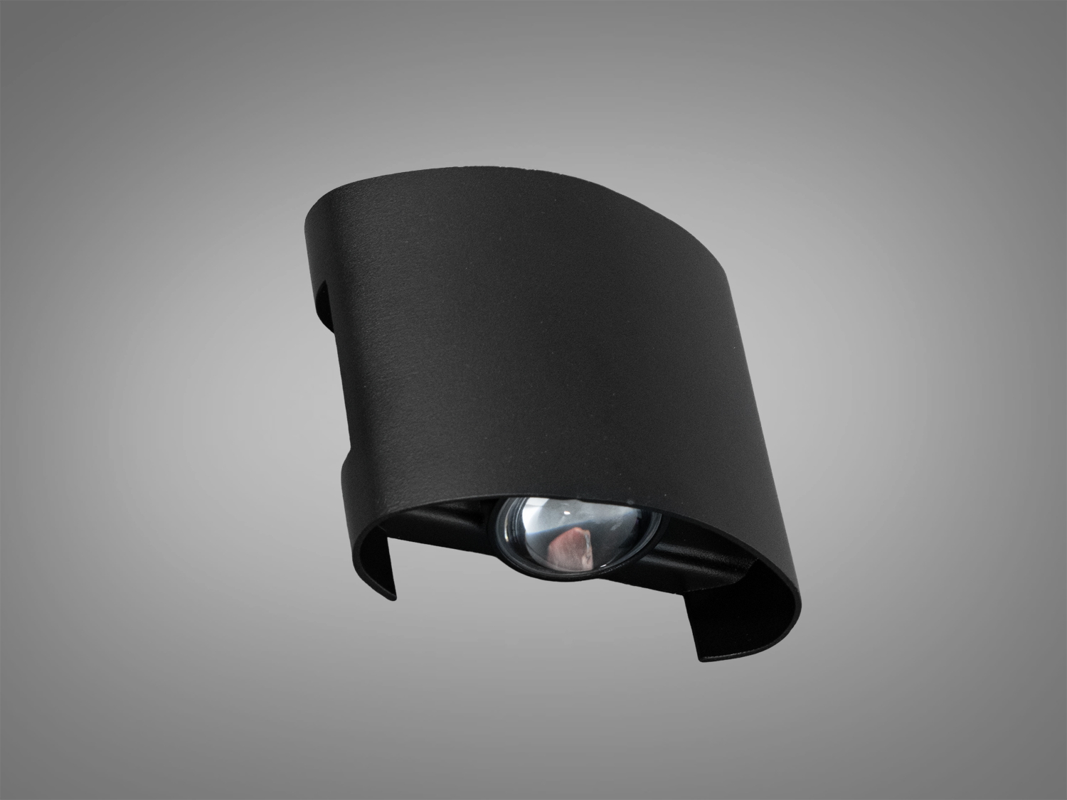 Компактний чорний світильник з металу, призначений для настінного монтажу. Має вигнуту форму для рівномірного розподілу світла.