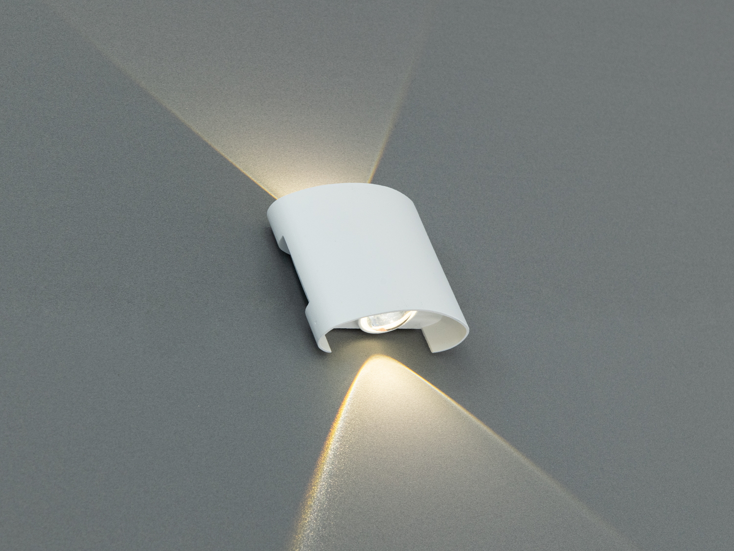 Білий настінний світильник з відкритим дизайном, що випромінює світло вгору і вниз. Підходить для акцентного освітлення в домашніх умовах.