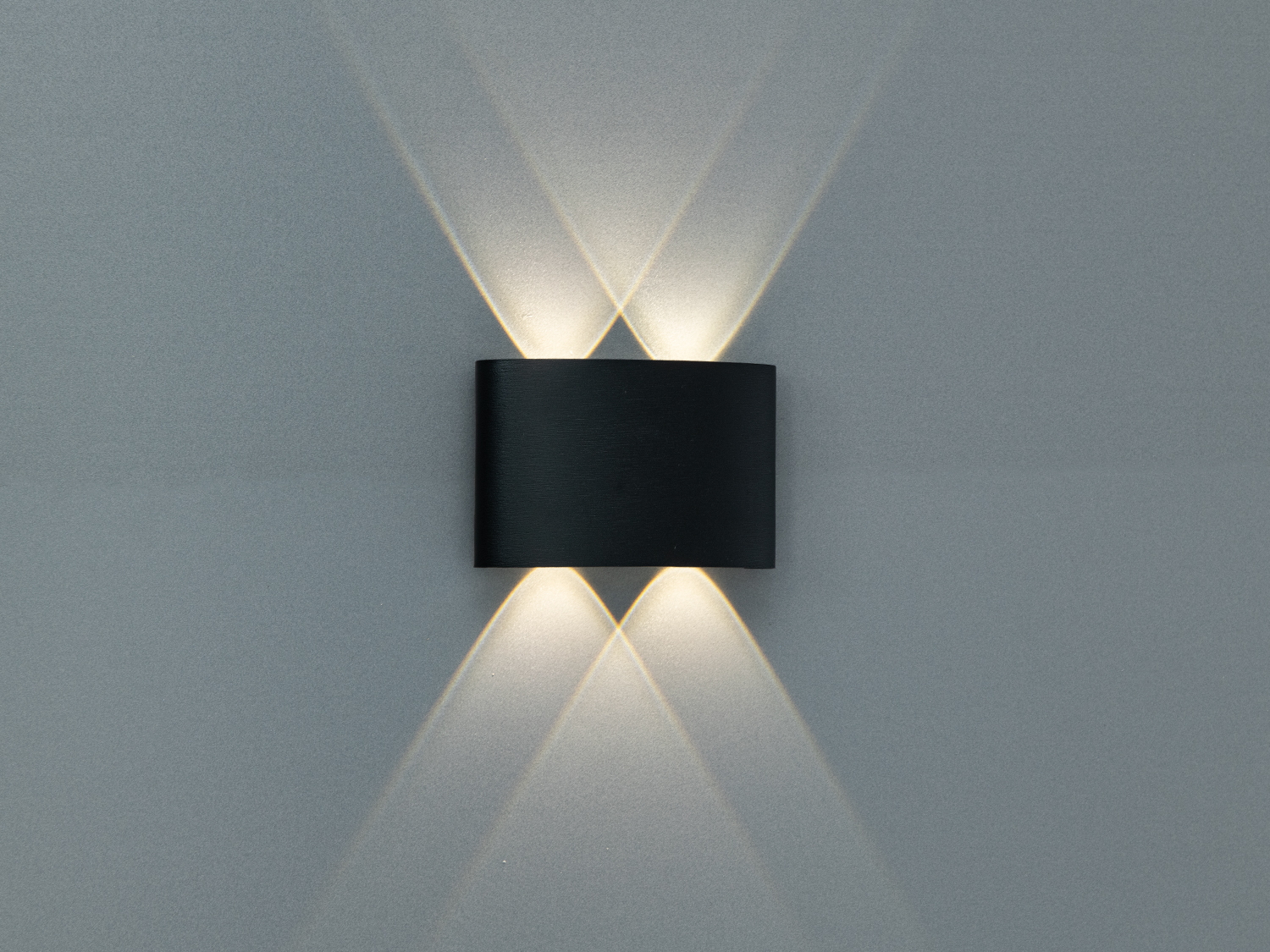 Чорний настінний світильник з двостороннім світлом, що розсіюється вгору і вниз, підходить для сучасного інтер′єру.