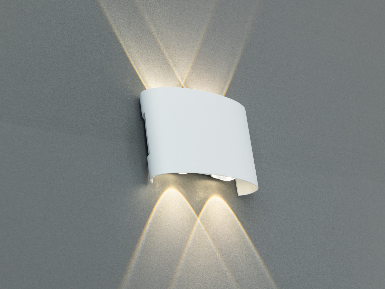 Настінний світильник з вигнутою формою і розсіяним світлом, що підкреслює текстуру стіни. Підходить для акцентного освітлення.