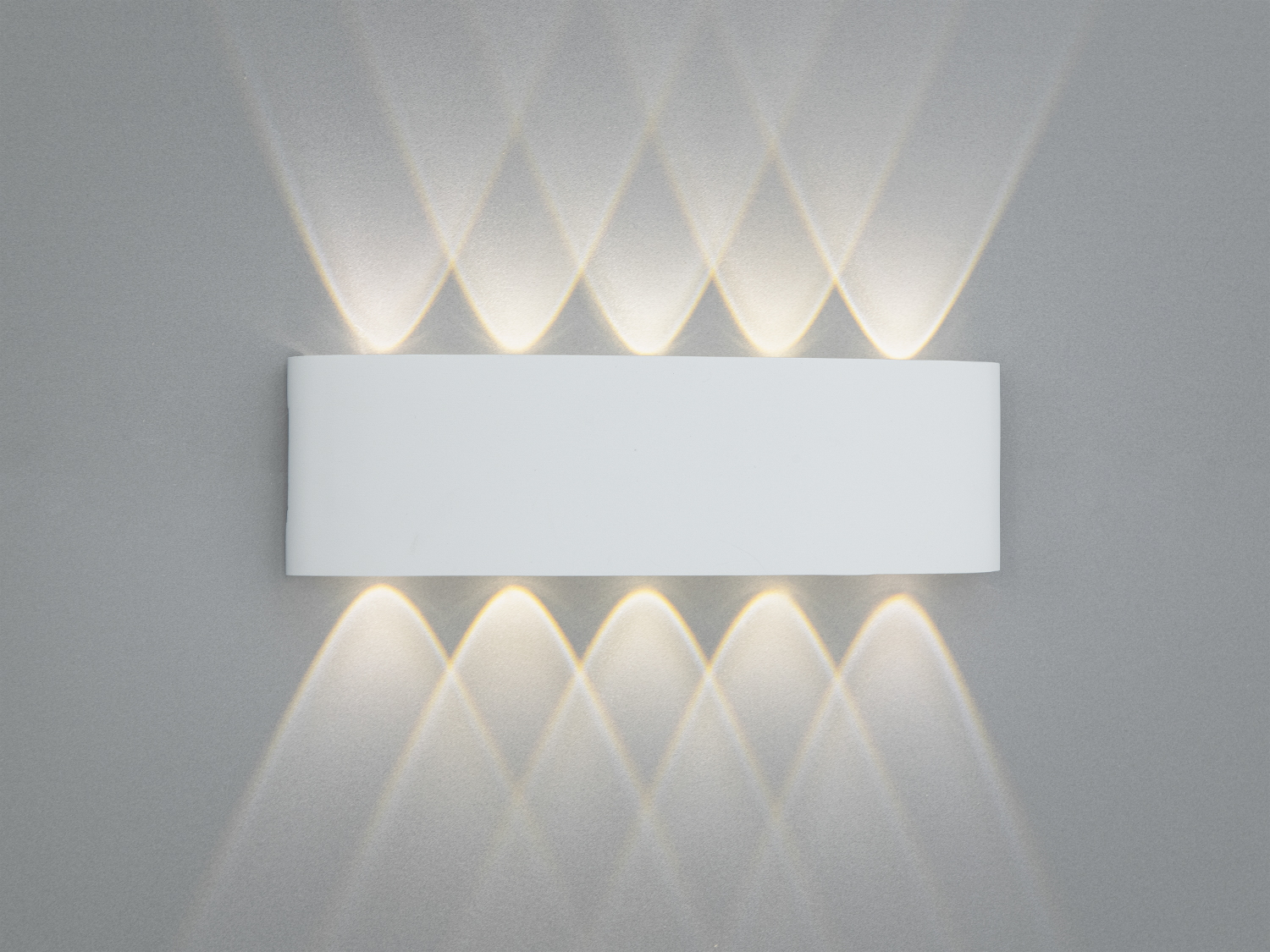 Білий настінний світильник з розсіяним світлом. Випромінює світло вгору і вниз, створюючи візерунок на стіні. Ідеальний для вітальні.