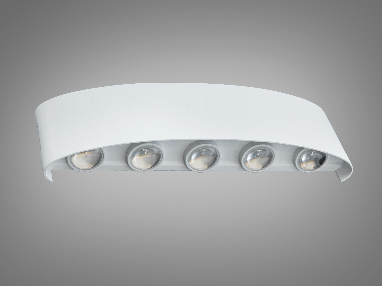 Настінний світильник з вигнутим білим корпусом. Оснащений п′ятьма LED-лампами, підходить для коридору. Мінімалістичний дизайн.