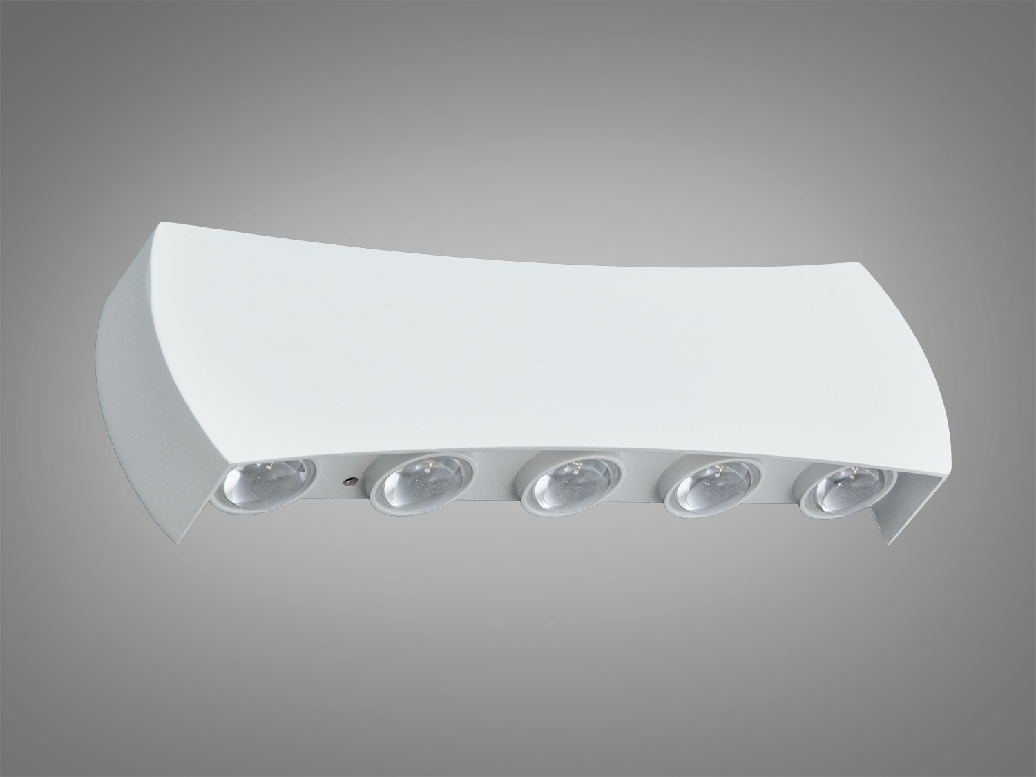 Білий світильник з п′ятьма лампами, з матовим покриттям, підходить для освітлення вітальні або офісу, монтується на стіну.