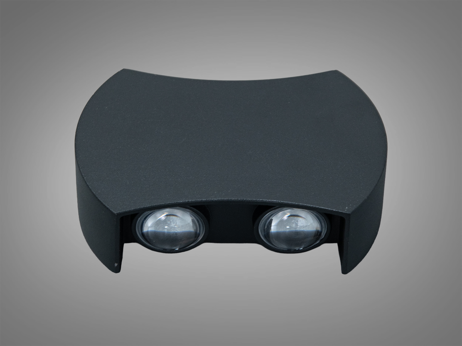 Настінний світильник з вигнутою формою, оснащений двома лінзами, ідеальний для спрямованого освітлення в коридорах або на сходах.