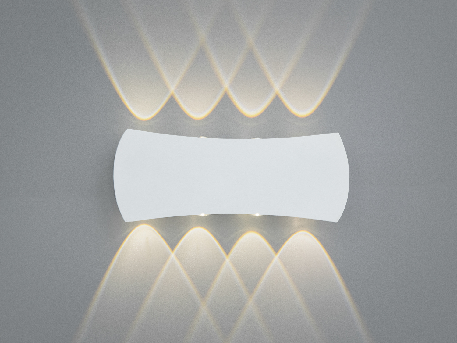 Стельовий світильник з вигнутою формою, що випромінює світло вгору і вниз. Підходить для створення затишної атмосфери в сучасних інтер′єрах.