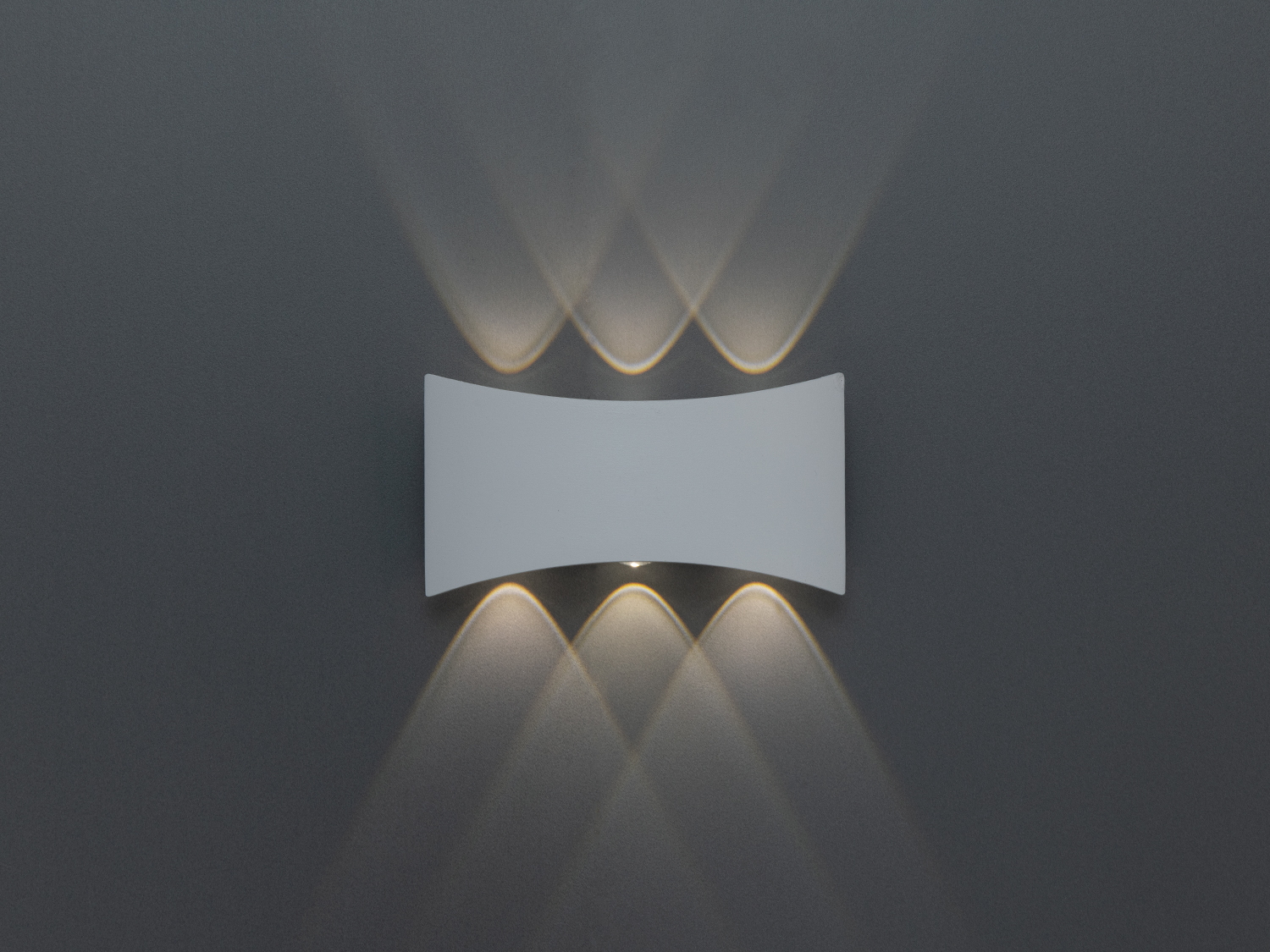 Білий фасадний LED світильник 6 W з багатопроменевим ефектом та IP67. Керування від настінного вимикача, для акцентної архітектурної підсвітки.