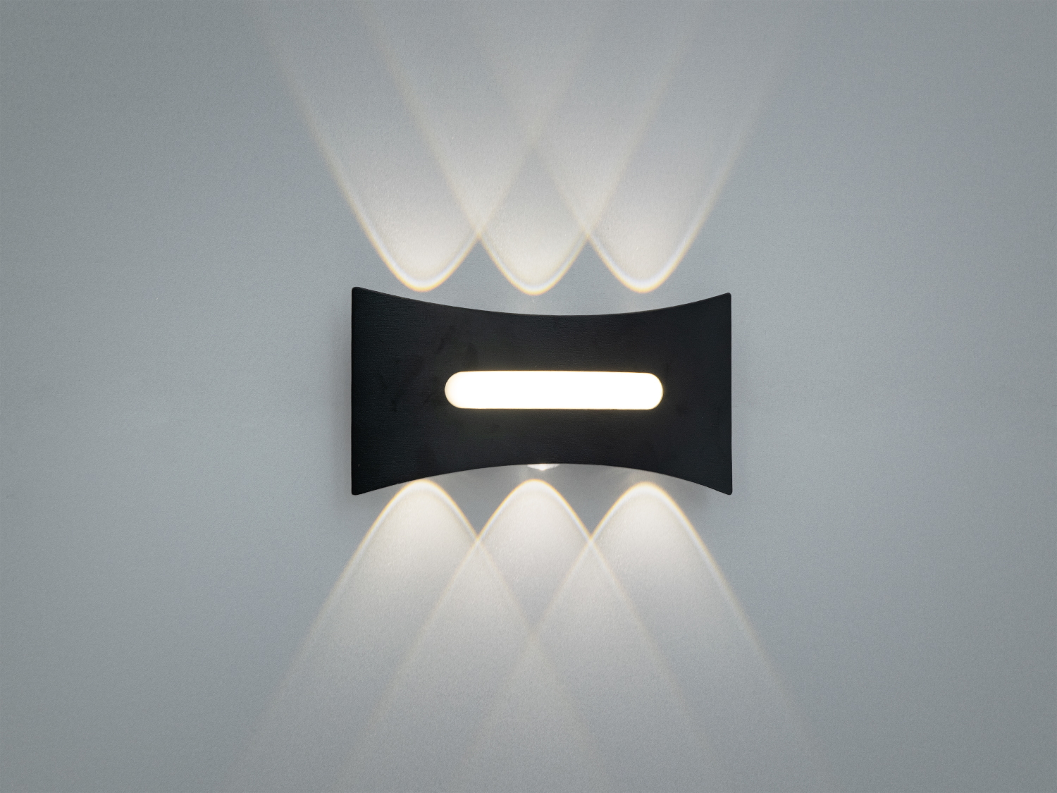 Настінний фасадний LED-світильник 6Вт, чорний, з 6 спрямованими променями для архітектурної підсвітки та акцентів на стінах. Підходить для зовнішніх і внутрішніх зон.