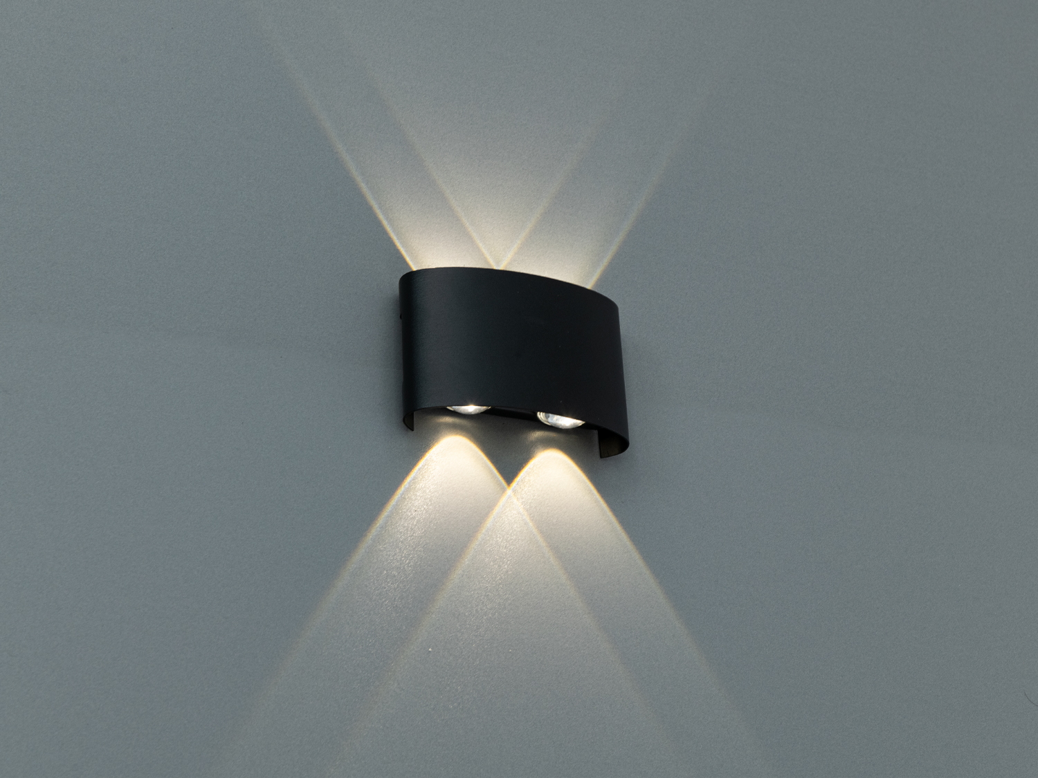 Настінний фасадний LED-світильник 4 Вт, IP67, чорний. Чотири промені вгору/вниз для архітектурної підсвітки; керування від настінного вимикача.