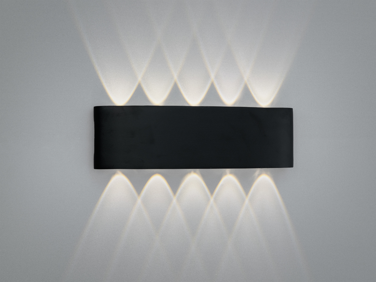 Чорний LED настінний світильник для фасадів з двостороннім світлом вгору/вниз. Спрямовані промені для архітектурної та акцентної підсвітки.