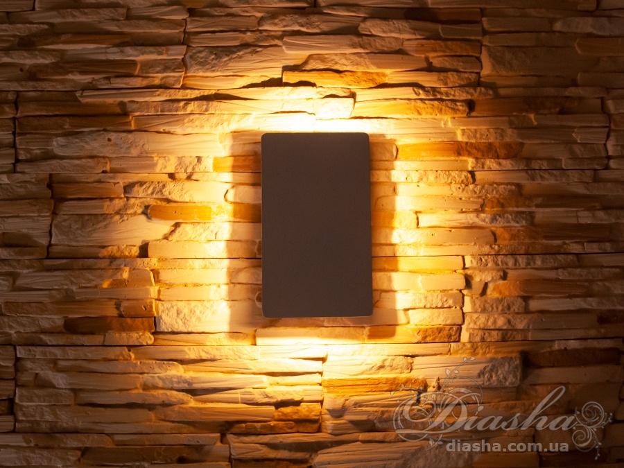 Якісний плоский фасадний LED світильник для підсвічування зовнішніх стін потужністю 14 Вт, який вирізняється своїм стильним алюмінієвим білим корпусом, виконаним у формі, що нагадує літеру 