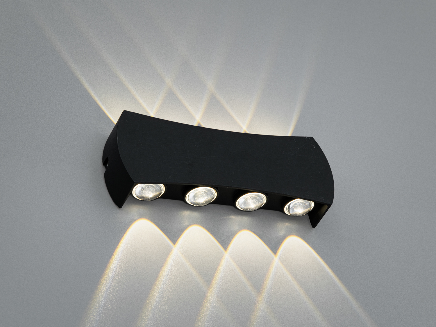 Чорне архітектурне LED бра з багатопроменевим світлом вгору і вниз. Підкреслює фактуру стін і підходить для фасадів, входів, коридорів.