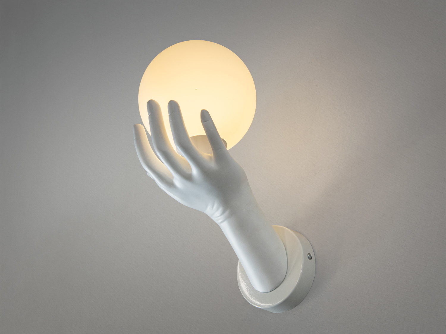 Світильник з настінним монтажем, виконаний у вигляді руки з круглим плафоном. Використовується для акцентного освітлення в інтер′єрі.