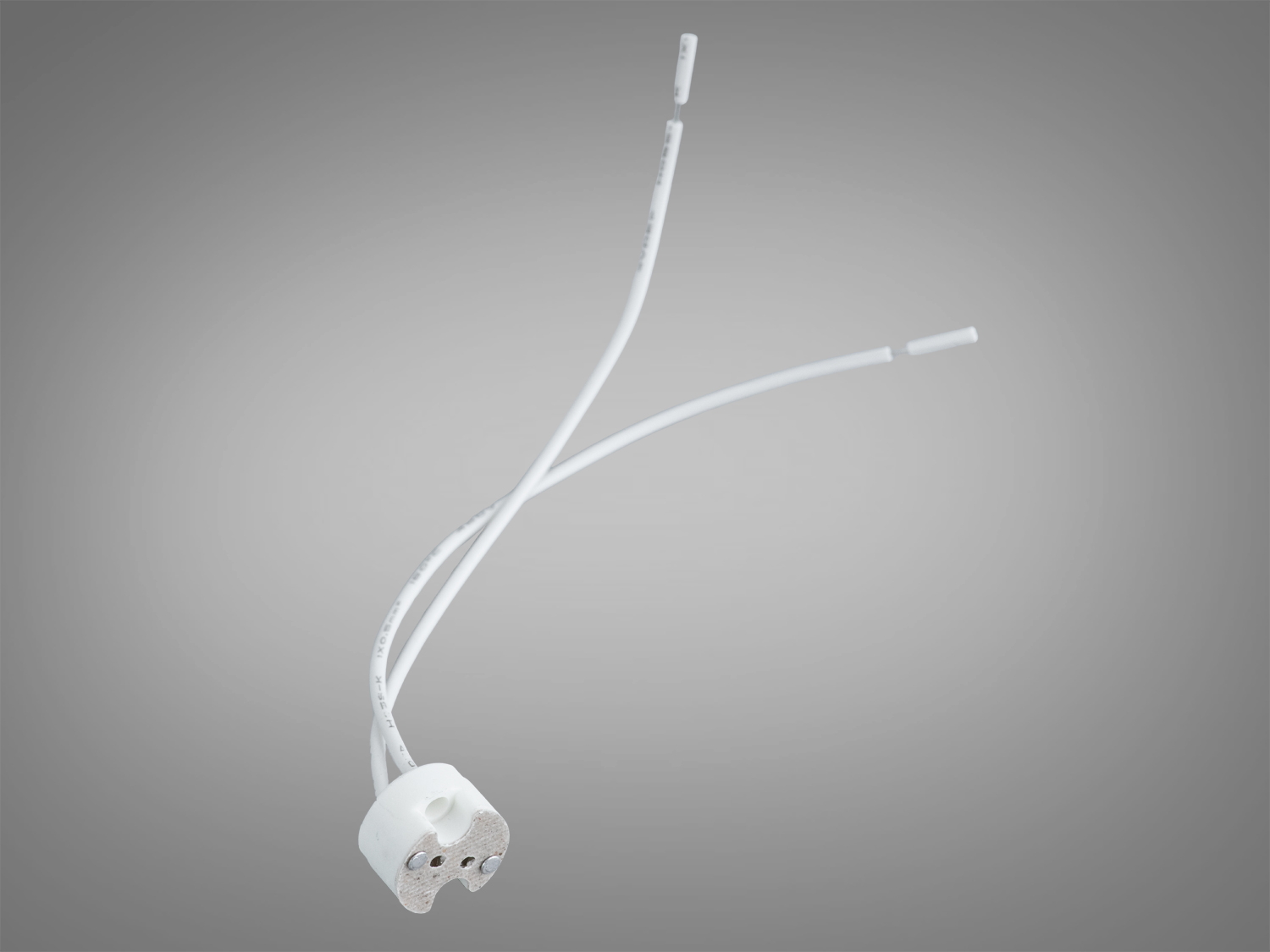 Керамічний патрон для ламп MR16 з білими дротами ~13 см. Підходить для врізних точкових світильників, стійкий до нагріву, зручний у монтажі.