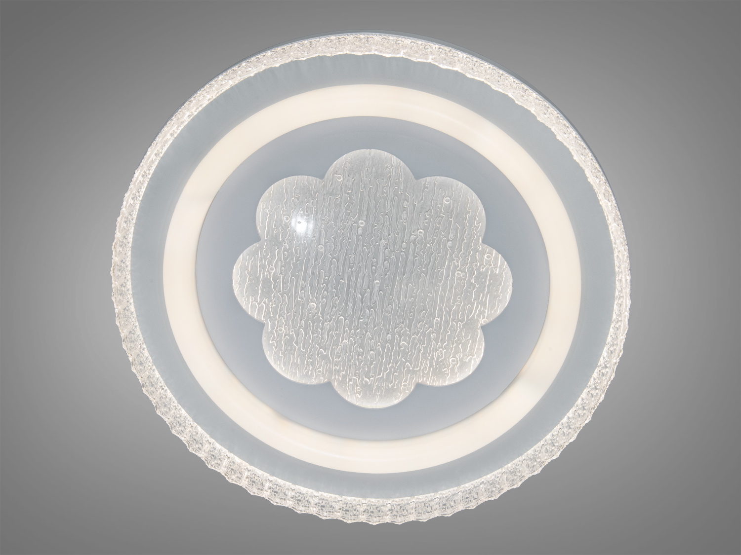 Стельова лампа з гладким краєм і візерунком у центрі, створена для рівномірного освітлення приміщення.