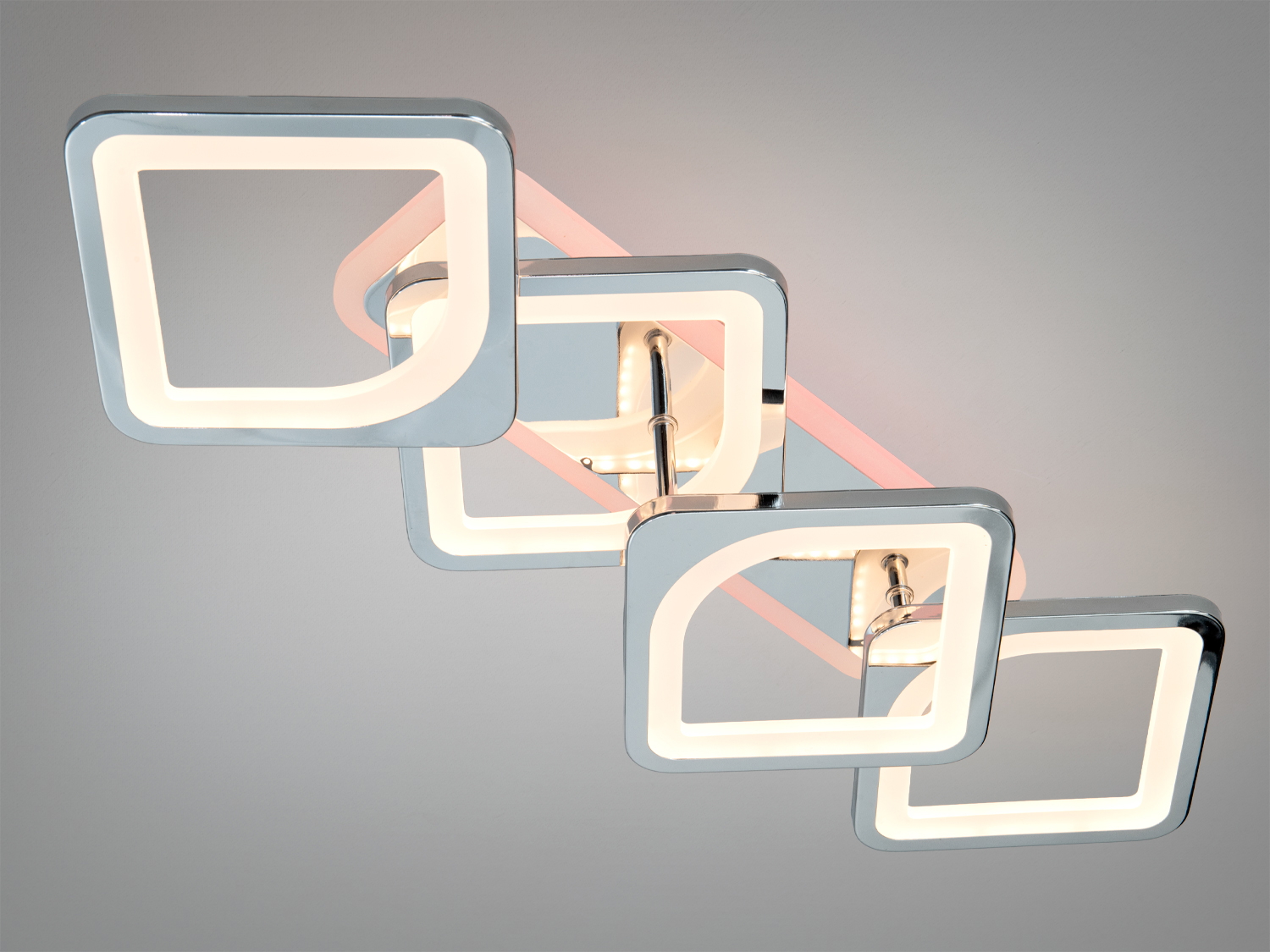 Стельова лампа з хромованими квадратними рамками, випромінює тепле світло. Ідеальна для вітальні або спальні.