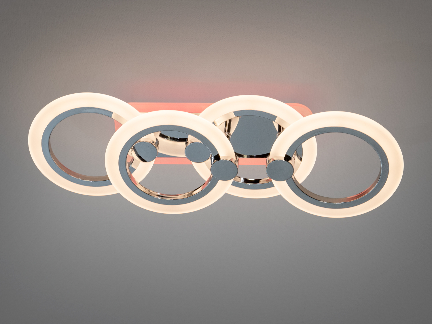 Світильник з чотирма LED кільцями, що випромінюють холодне світло, з пультом дистанційного керування. Ідеально для сучасного інтер′єру.