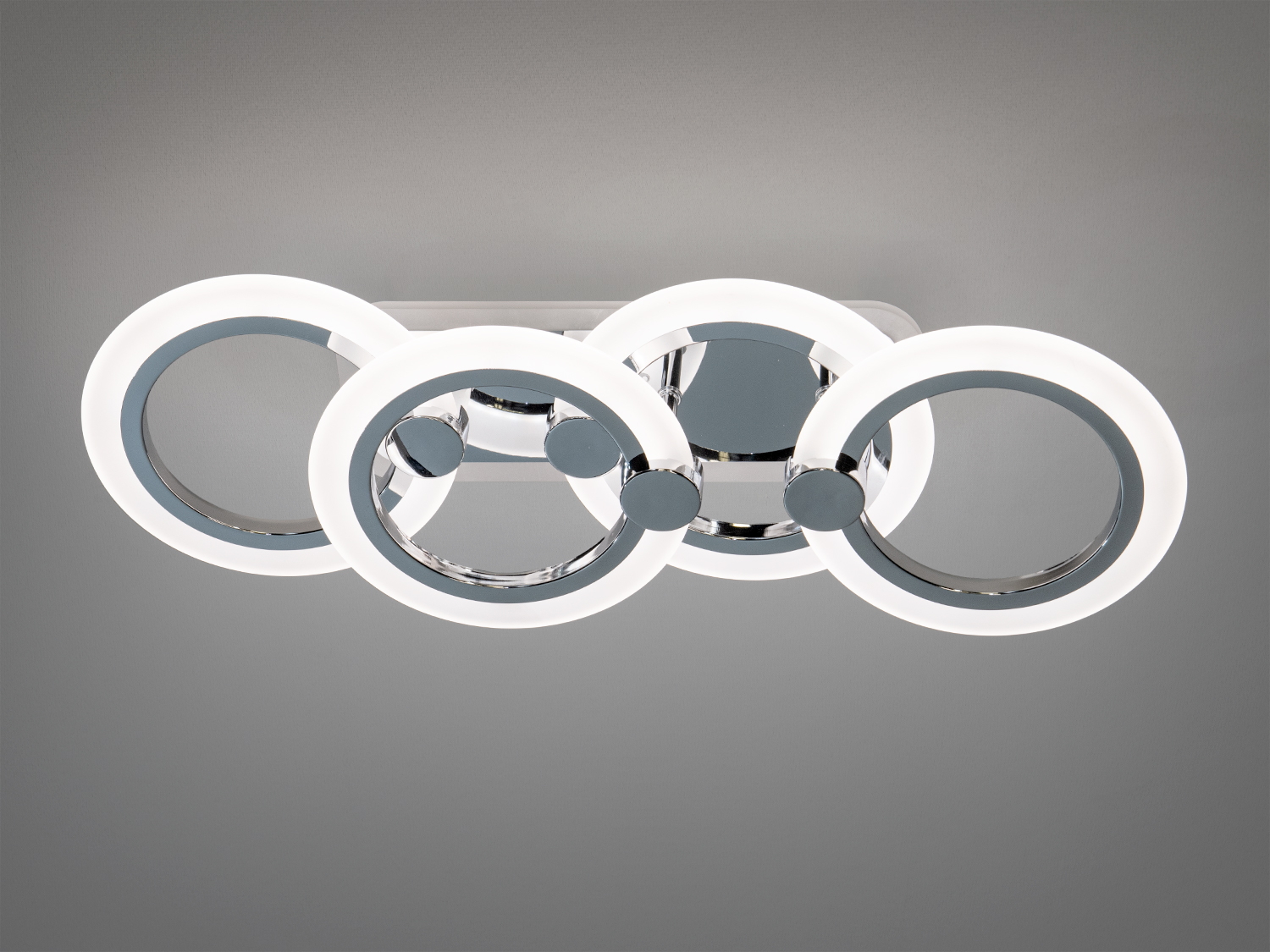 Стельовий світильник з чотирма LED кільцями, що випромінюють нейтральне світло. Підходить для офісного середовища.