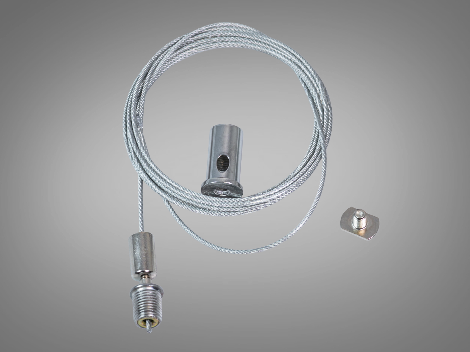 Комплект підвісу з металевого троса для монтажу світильників, включає кріплення та регулювальний механізм.