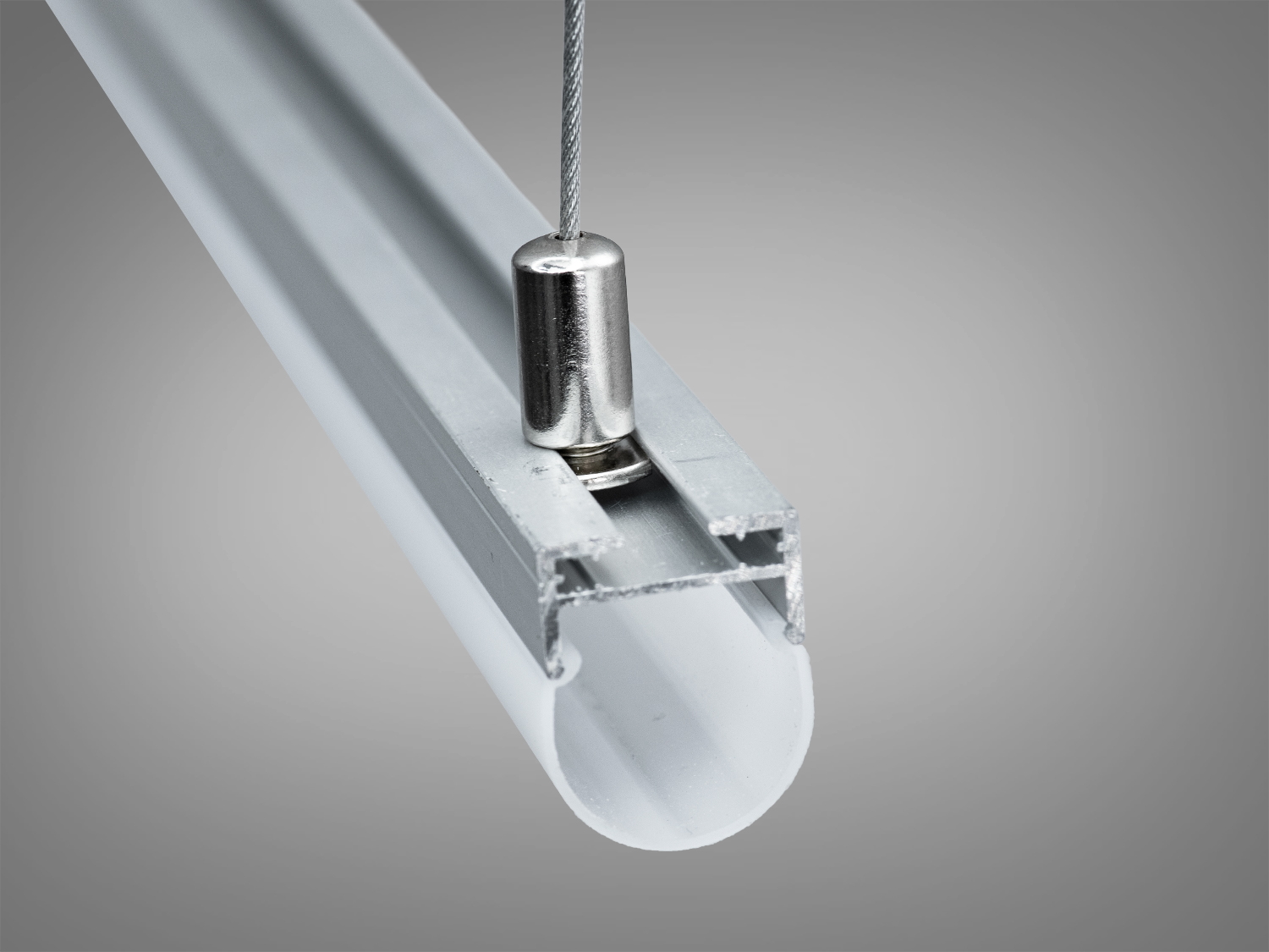 Округлий алюмінієвий профіль для підвісного монтажу, оснащений кабельним кріпленням для світильників.