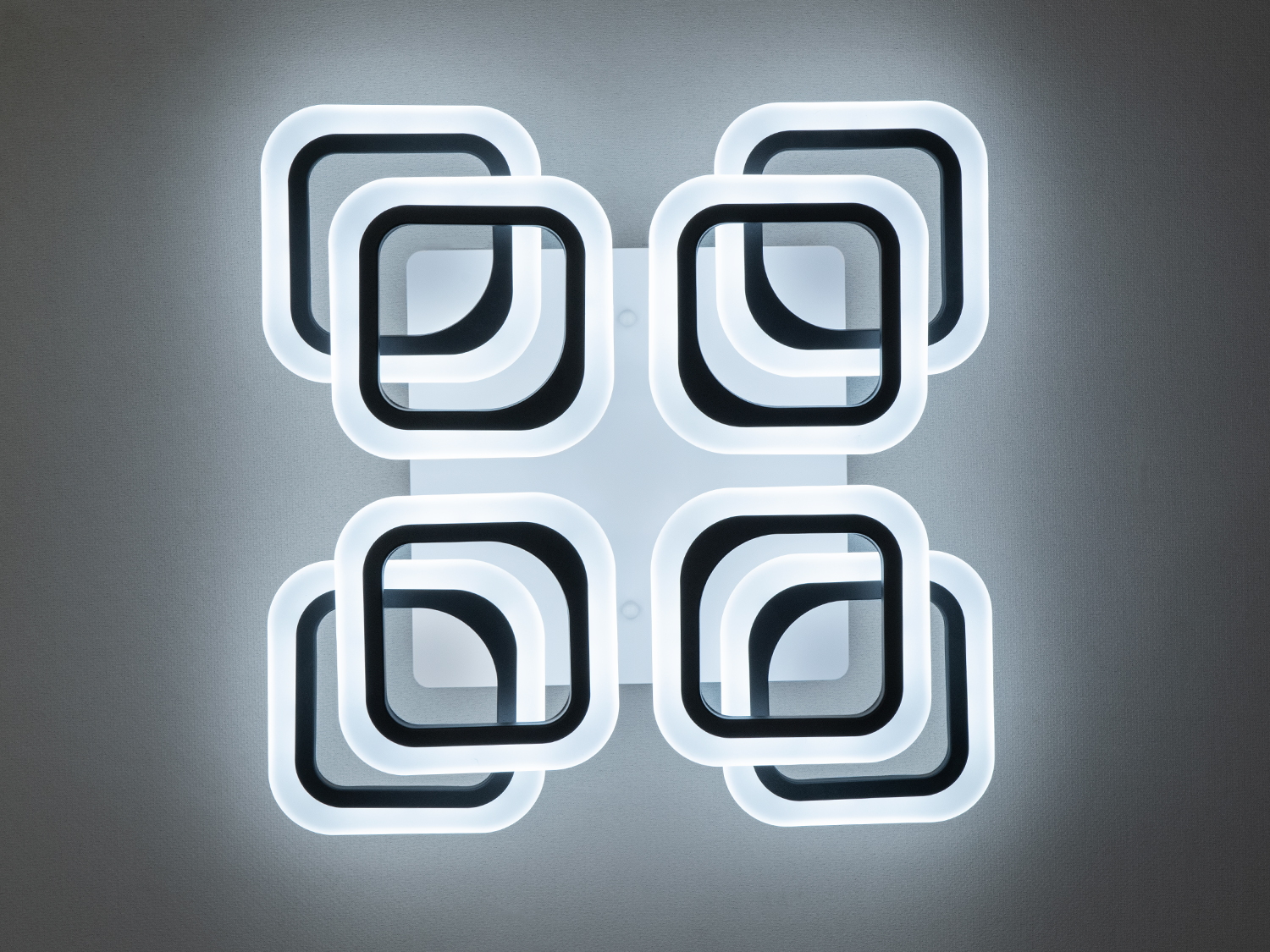 Світильник із пультовим управлінням, квадратні модулі формують стильний візерунок. Підходить для різних типів приміщень.