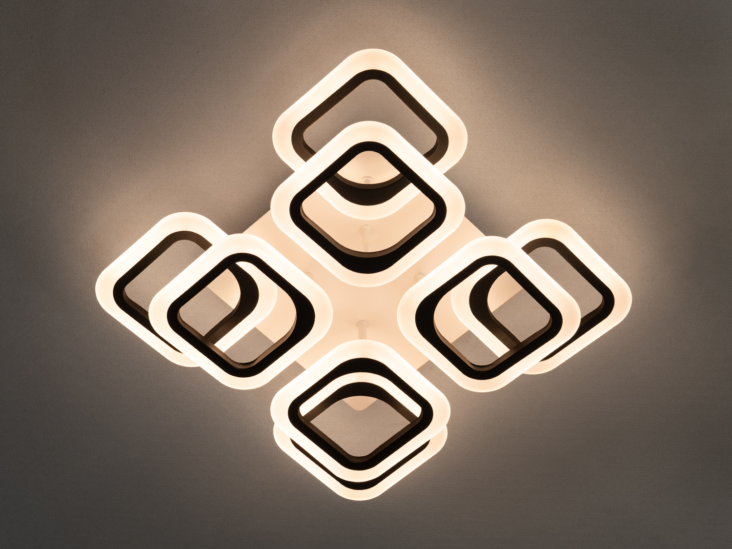 Стельовий світильник із квадратних модулів, що забезпечують рівномірне освітлення. Ідеальний для офісів та житлових приміщень.