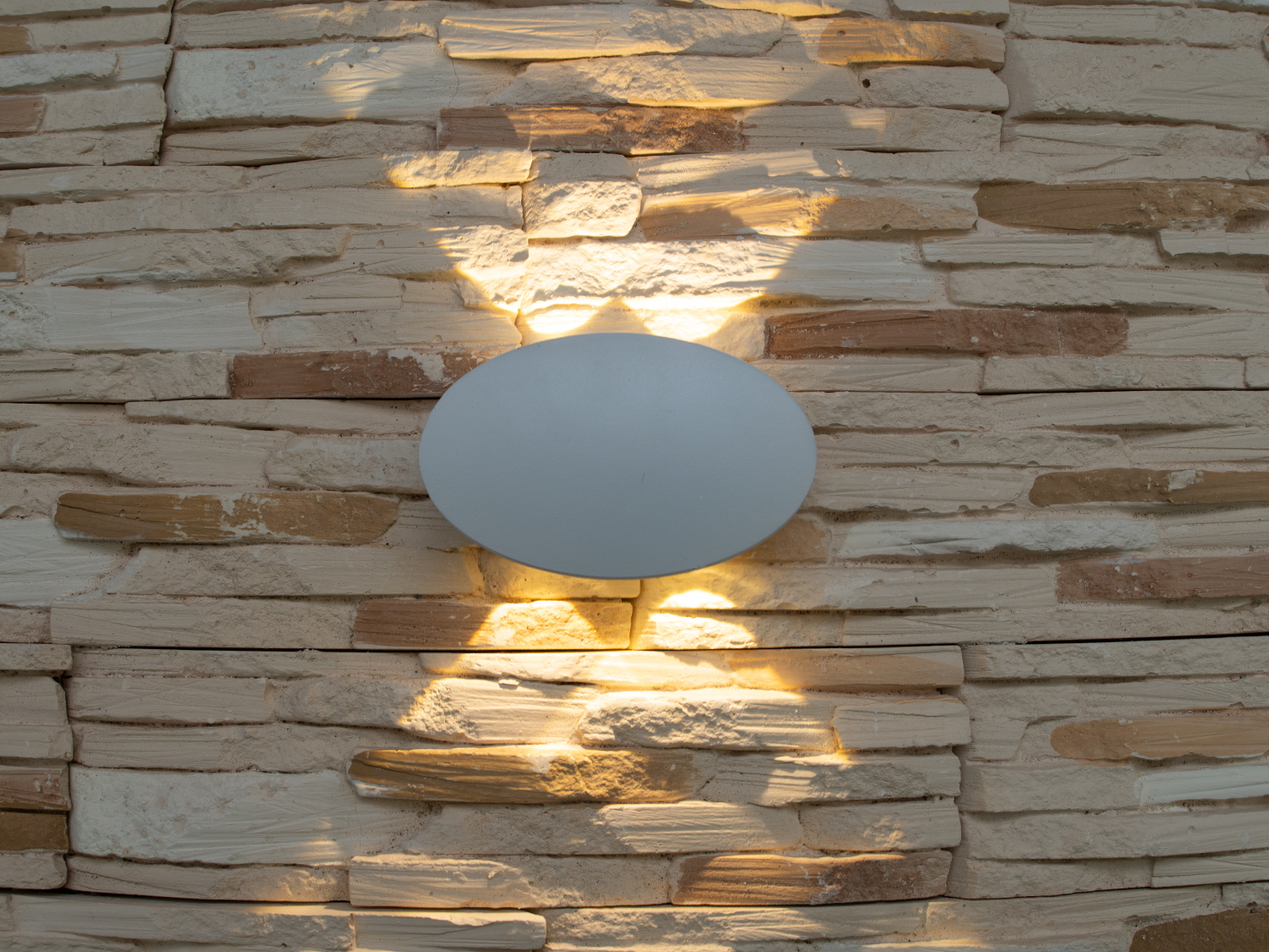 Фасадный светильник обладает малыми размерами и высокой светоотдачей. Угол раскрытия луча 60°.
Не выделяется на фасаде днём, при этом способен полностью изменить облик здания ночью. В отличии от своих предшественников светодиодные светильники для архитектурной подсветки практически не выступают от стены, а значит свет практически полностью распространяется в плоскости стены. Не попадает на оконные откосы, и соответственно, не приводит к световому загрязнению помещений внутри здания как обычные уличные фонари.
Пространство перед светильником мягко освещается светом отраженным от поверхности стены. Такие светильники не создают дискомфорта для глаз в тёмное время суток.
Также может быть использован в помещении. В современном интерьере такой светильник создаст непринужденное боковое освещение, и станет стильной заменой обычных бра.
