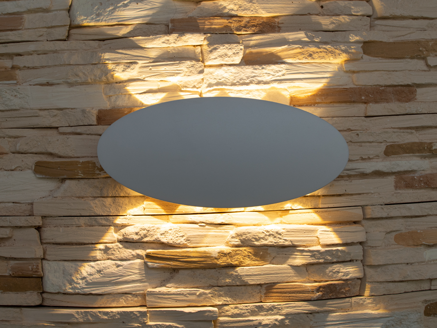 Фасадний світильник володіє малими розмірами та високою світловіддачею. Кут розкриття променя 60 °. Не виділяється на фасаді вдень, при цьому здатний повністю змінити вигляд будівлі вночі. На відміну від своїх попередників світлодіодні світильники для архітектурного підсвічування практично не виступають від стіни, а значить, світло практично повністю поширюється в площині стіни. Не потрапляє на віконні укоси, і, відповідно, не призводить до світлового забруднення приміщень усередині будівлі як звичайні вуличні ліхтарі.
Простір перед світильником м'яко освітлюється світлом, що відбивається від поверхні стіни. Такі світильники не створюють дискомфорту для очей у темну пору доби.

Також може бути використаний у приміщенні. У сучасному інтер'єрі такий світильник створить невимушене бічне освітлення і стане стильною заміною звичайних бра.