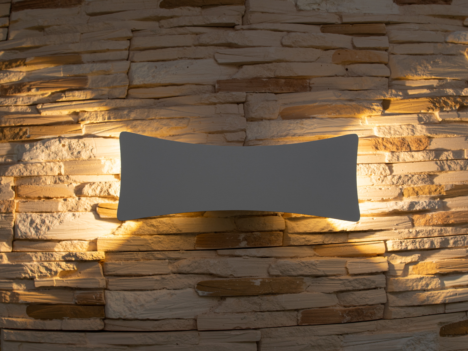 Фасадний світильник володіє малими розмірами та високою світловіддачею. Кут розкриття променя 90 °. Не виділяється на фасаді вдень, при цьому здатний повністю змінити вигляд будівлі вночі. На відміну від своїх попередників світлодіодні світильники для архітектурного підсвічування практично не виступають від стіни, а значить, світло практично повністю поширюється в площині стіни. Не потрапляє на віконні укоси, і, відповідно, не призводить до світлового забруднення приміщень усередині будівлі як звичайні вуличні ліхтарі.
Простір перед світильником м'яко освітлюється світлом, що відбивається від поверхні стіни. Такі світильники не створюють дискомфорту для очей у темну пору доби.

Також може бути використаний у приміщенні. У сучасному інтер'єрі такий світильник створить невимушене бічне освітлення і стане стильною заміною звичайних бра.