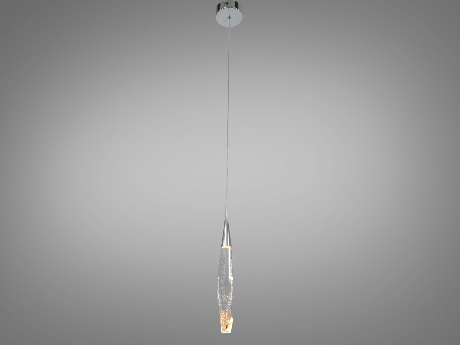Світильник з довгим підвісом, виконаний зі скла, що імітує лід. Металевий кріплення додає сучасності. Ідеально для високих стель.